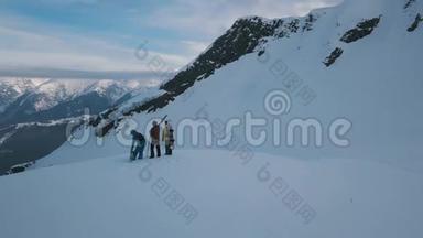 一群积极参加滑雪和滑雪运动的人<strong>站在山顶</strong>上